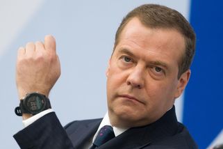Mají problémy s mozkem. Medveděv se vulgárně pustil do mladých Rusů, kteří jsou proti válce - Novinky
